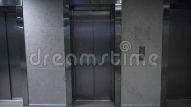 建筑中的现代电梯。 办公楼电梯.. 底层封闭电梯门